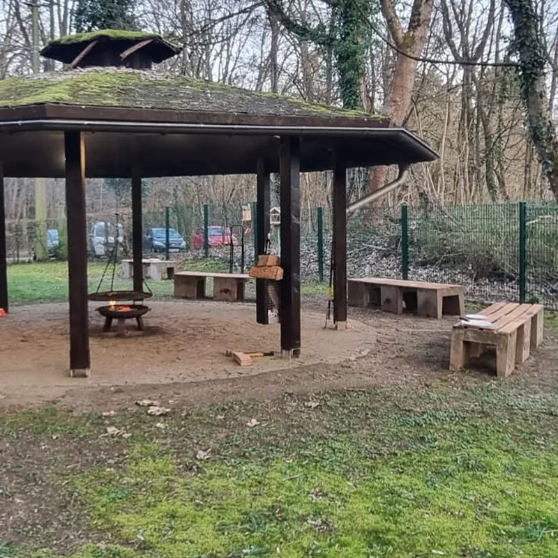 Grillpavillon am Kreuzberghaus mit neuen Sitzbänken