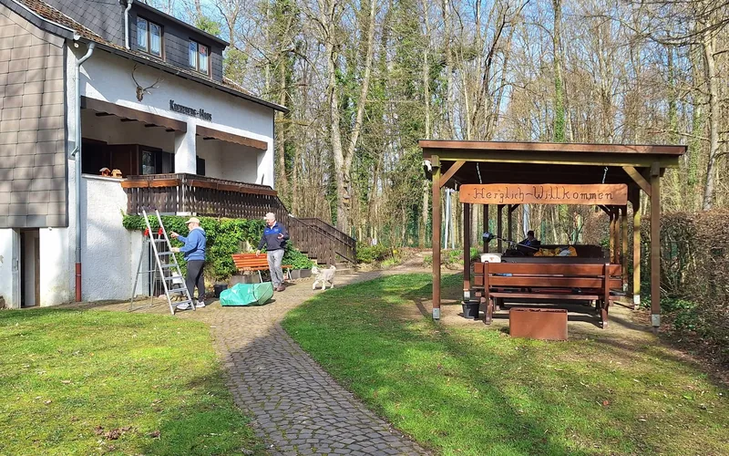 Kreuzberghaus und Grillpavillon während gemeinsamer Arbeiten am Außengelände