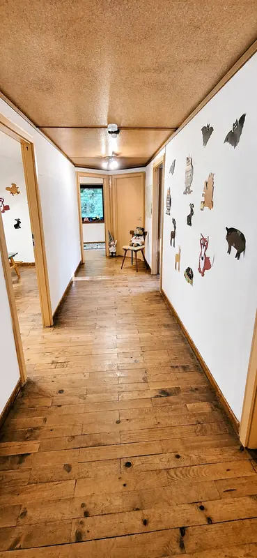 Heller Holzflur mit Tiermotiven auf dem Weg zur Familienoase