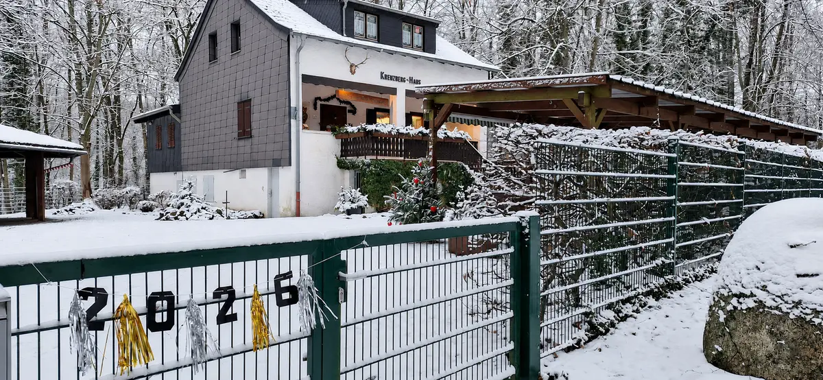 Das verschneite Kreuzberghaus im Völklinger Stadtwald