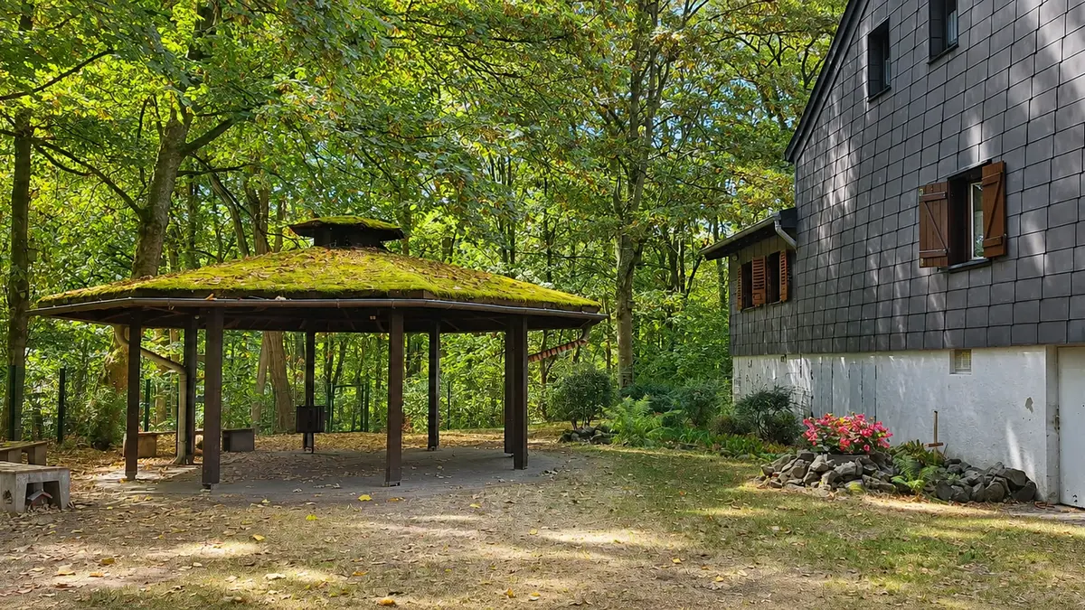 Großer überdachter Grillpavillon neben dem Kreuzberghaus