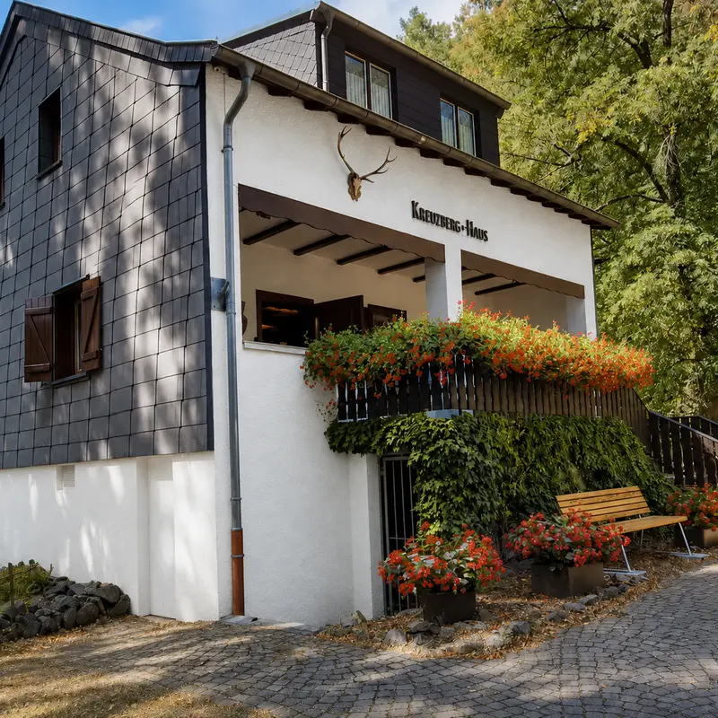 Kreuzberghaus mit Blumenschmuck im Völklinger Stadtwald