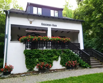 Kreuzberghaus des Saarwald-Vereins Völklingen mit Terrasse und vollständig sichtbaren Dachgauben