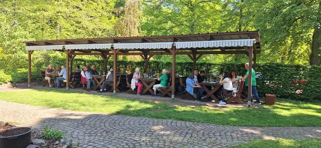 Mitglieder des Saarwald-Vereins Völklingen sitzen gemeinsam am Kreuzberghaus
