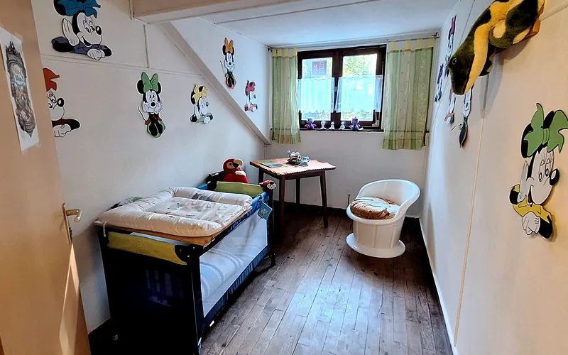 Wickel- und Stillraum mit Wickelmöglichkeit und Sitzplatz im Kreuzberghaus